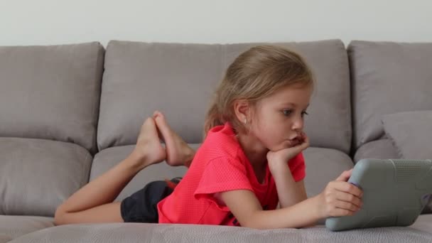 Niedliches Kind unterhält mit Tablet — Stockvideo