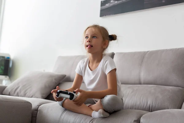 Gros plan portrait photo d'une petite fille joyeuse avec sa langue traînant — Photo