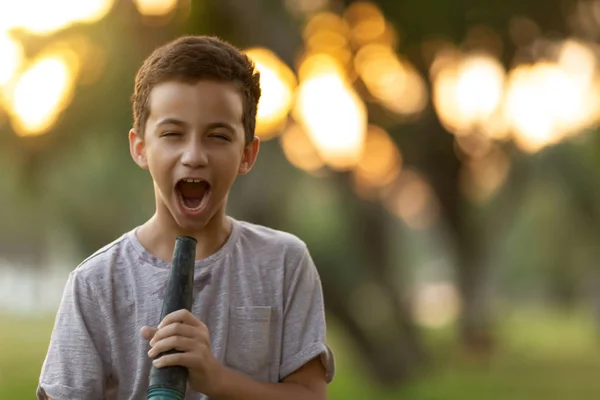 Viento fuerte soplando en la cara masculina, emoción divertida — Foto de Stock