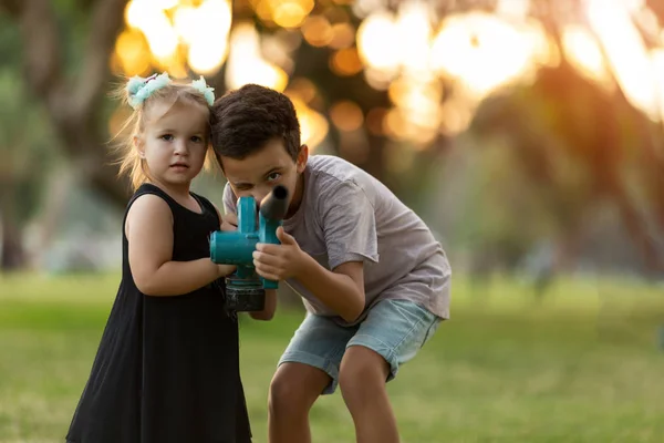 Lindos niños pequeños que pagan con electrodomésticos verdes — Foto de Stock