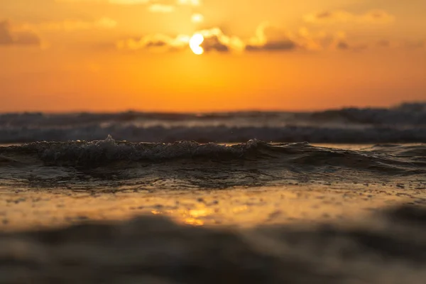 Hermosa puesta de sol dorada sobre el mar en otoño —  Fotos de Stock