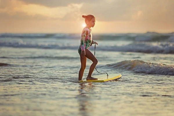 Paseo de surfista joven en la tabla de surf con diversión en las olas del mar . —  Fotos de Stock