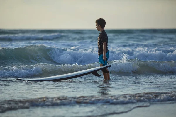 Surfista no mar está de pé com uma prancha de surf — Fotografia de Stock