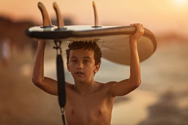 Müdes Surfboy-Porträt am Strand mit Surfbrett — Stockfoto