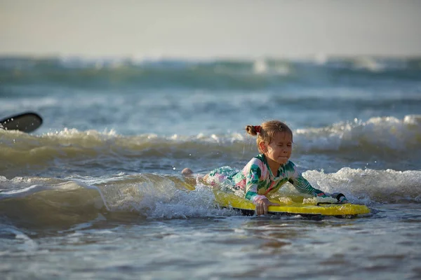 Mädchen mit seinem Bodyboard auf dem Weg ins Meer — Stockfoto