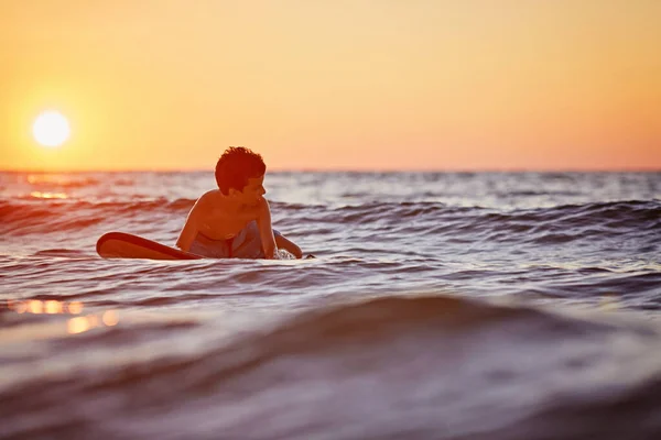 Surfista monta a onda vítrea em Israel ao nascer do sol. tel Aviv — Fotografia de Stock