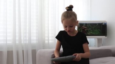 Çocuk, Küçük Kız Sörf, Tablet Kullanırken Oynamak, Dans Etmek