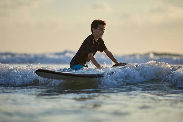 Surfer nimmt Surfbrett und kommt mit langem Surfbrett zu den Wellen — Stockfoto