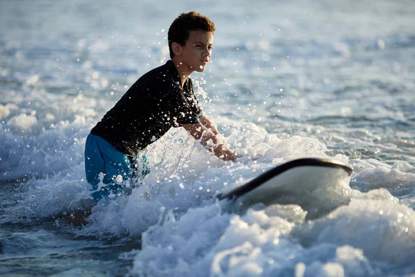 Surfista luta contra as ondas em um belo dia ensolarado — Fotografia de Stock