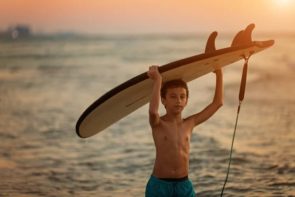 Fiatal szörfös férfi megy szörfözni a strand banner panoráma. Vízi sport — Stock Fotó