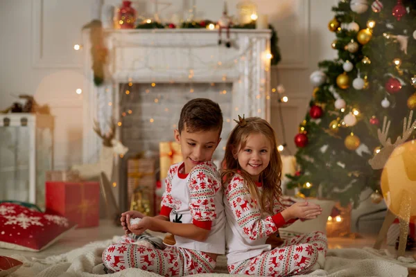 Adorável menina e menino no tempo de Natal — Fotografia de Stock