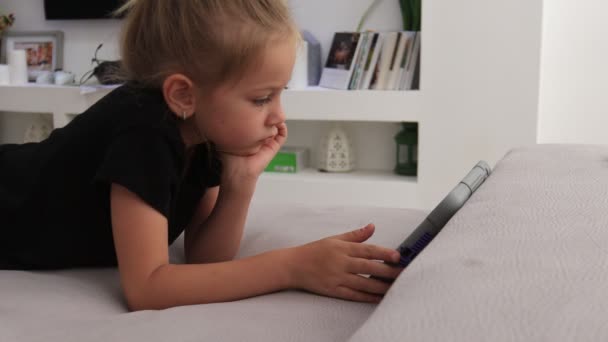 Europees kind schattig voor kind meisje horloge of op zoek tablet — Stockvideo