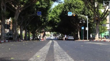 Tel Aviv İsrail 9 Ekim 2019 Kimliği belirsiz insanlar güneşli bir sabahta boş bir yolda scooter kullanıyorlar.