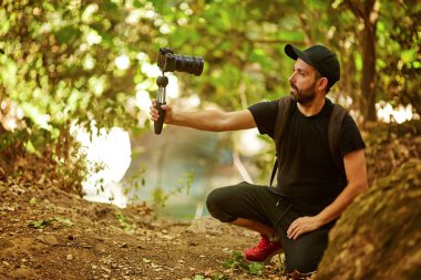 Erkek gezgin güneşli bir günde özçekim yapıyor.