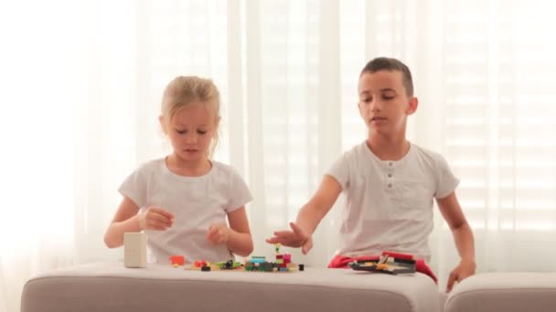 Conflicto entre un niño y una niña. los niños están peleando, el niño se lleva el juguete de las niñas. relaciones entre hermanos. chico se ofendió y se va la chica se quedó para jugar — Vídeos de Stock