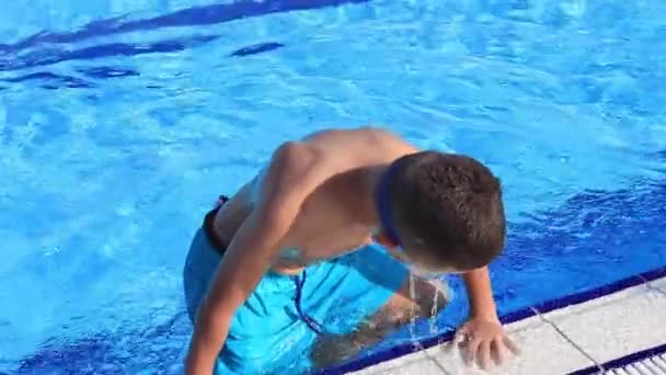 Animado adolescente menino pulando na piscina — Vídeo de Stock