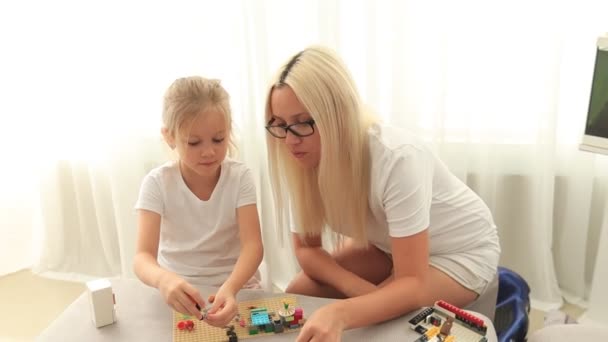 Mom plays constructor with her daughter — Stock Video