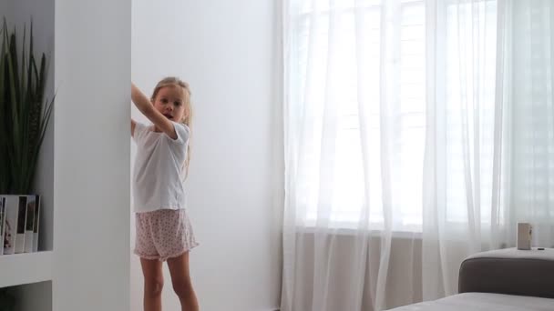 Concepto de ahorro energético. El aprendizaje de los niños se enciende y apaga el interruptor de luz en casa. aprendizaje de niños — Vídeos de Stock