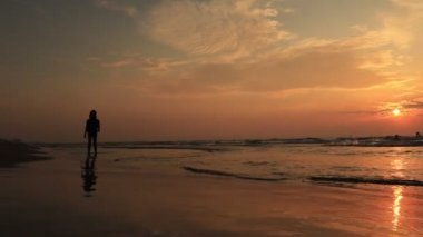 Frizbi ile plaj aydınlatmalı yaz güneş tarafından siluet oynayanlar