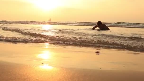 Silhueta dos meninos ficar e brincar com o pôr do sol — Vídeo de Stock