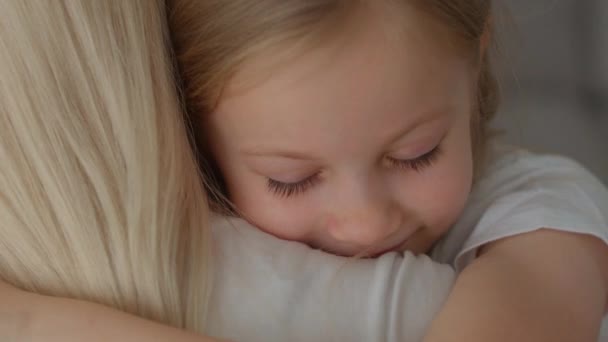 Bedårande liten barn dotter omfamna mamma gosande njuta anbud söt ögonblick koncept — Stockvideo