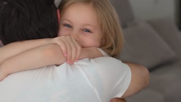 Portret van een klein meisje met vader. Gelukkige dochter knuffels en zoenen vader — Stockvideo