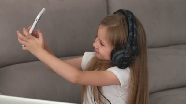 Enfant avec téléphone. drôle petite fille prend des photos d'elle-même au téléphone — Video