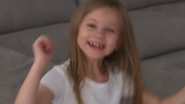 Feliz linda menina dançando em casa se divertindo fazendo movimentos de dança engraçados. Cabelo longo, menina sorridente desfrutando fim de semana em casa — Vídeo de Stock