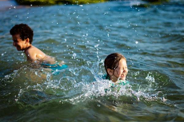 Crianças engraçadas brincando na água — Fotografia de Stock
