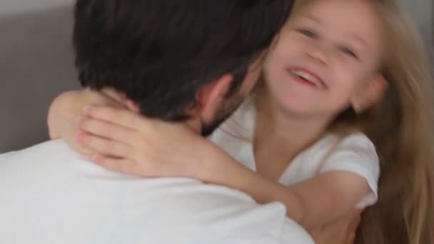 Tata przytulający i całujący się z córką. Dzień ojców. mała dziewczynka niebieskie oczy i blond włosy przytula tata zbliżenie — Wideo stockowe