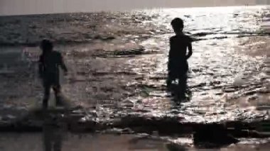 Mutlu Çocuklar, neşeli küçük oğlan ve suda oynayan kız. Yaz tatili. Yaz eğlencesi