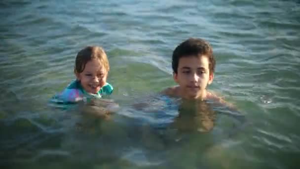 Childrens a des doutes sur la natation dans la mer froide — Video