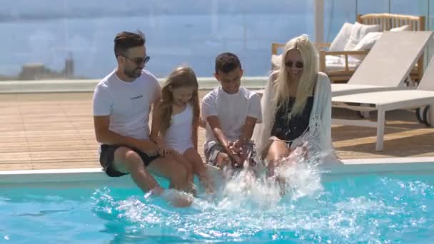 Leuke familie op vakantie bij het zwembad — Stockvideo