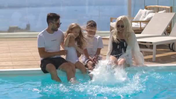 Havuz kenarında tatilde eğlenceli bir aile. Yüksek kalite 4k görüntü — Stok video