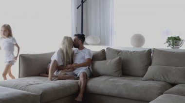 Mutlu aile evde eğleniyor. Yüksek kaliteli FullHD görüntüler