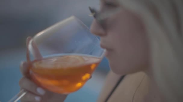 Close up Schöne Mädchen trinken Alkohol-Cocktail in der Nähe Rand im Schwimmbad. neutrale Farbe, Zeitlupe — Stockvideo