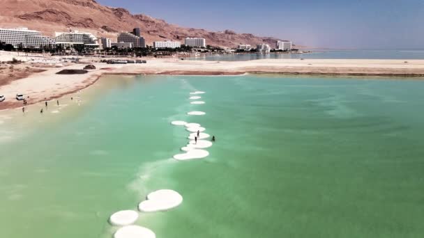 Concept of medical and ecological tourism. The evaporated salt. Reduced water in the very salty Dead Sea. Therapeutic Dead Sea, Israel. aerial video — Stock Video