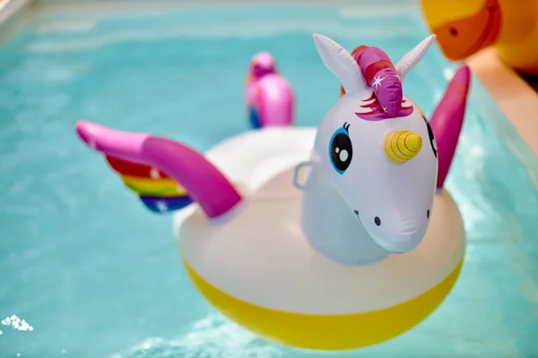 Piscine gonflable jouet flottant licorne. Vacances d'été avec des floaties de plage amusantes dans la piscine. pas de peuple — Photo