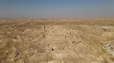 İsrail 'de Ölü Deniz yakınlarındaki Musevi Çölü' ndeki Masada Dağı manzarası