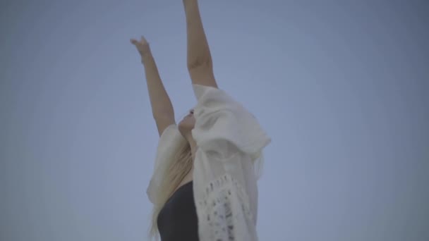 Femme sexy dans les hôtels européens piscine jouer avec ses cheveux, danser. Belles courbes de corps — Video