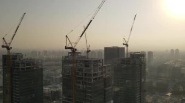 İsrail, tel aviv, Eylül 1, 2020. Yüksek katlı bir bina inşaatı, otoyol yakınlarında inşa halindeki modern konut binasının havadan görüntüsü.