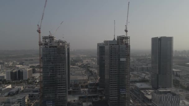 Израиль, Тель-Авив, 1 сентября 2020 года. Строящийся дом. Строительство бетонного многоэтажного современного жилого небоскреба на горе — стоковое видео