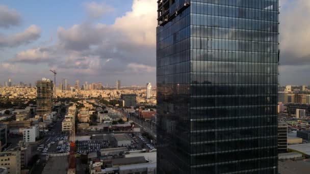 现代摩天大楼的空中景观，有玻璃窗。以4k分辨率射击 — 图库视频影像