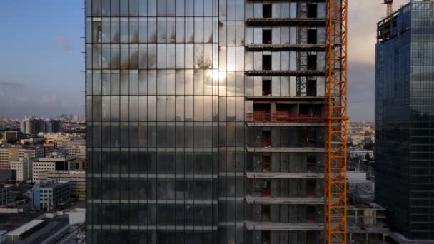 Arranha-céus de reflexão de janelas. Escritórios comerciais. Empresa de construção — Vídeo de Stock