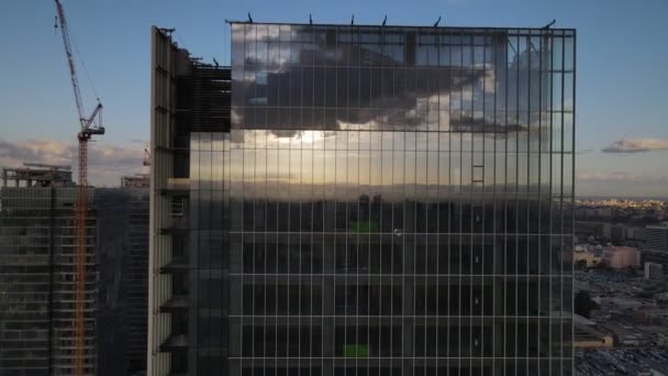 Aerial view of windows of a residential skyscraper reflecting cityscape — Stock Video