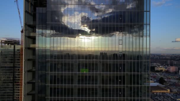 Wolkenkratzer Fenster Fassade Reflexion der Stadt und Himmel voller Wolken Panorama-Drohne architektonische Aufnahme — Stockvideo