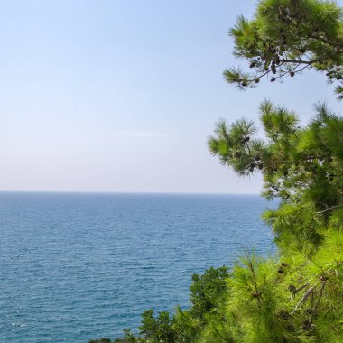 Deniz manzaralı Türkiye'de güneşli Alanya plajı. Konaklı eski şehir dağdaki kaleden manzara. Akdeniz