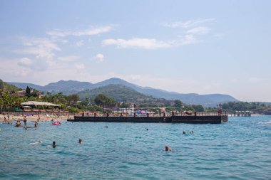 Kanaklı, Alanya, Türkiye - 24 Nisan 2019: Türkiye'de güneşli Alanya plajı. Dağdaki kaleden manzara. Akdeniz
