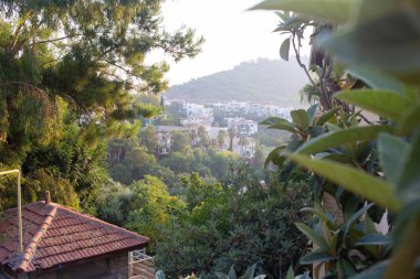 Deniz manzaralı Türkiye'de güneşli Alanya plajı. Konaklı eski şehir dağdaki kaleden manzara. Akdeniz