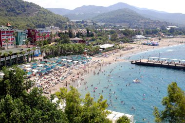 Kanaklı, Alanya, Türkiye - 24 Nisan 2019: Türkiye'de güneşli Alanya plajı. Dağdaki kaleden manzara. Akdeniz